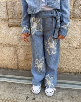 PANTALONE IN DENIM CON RICAMI FLOREALI