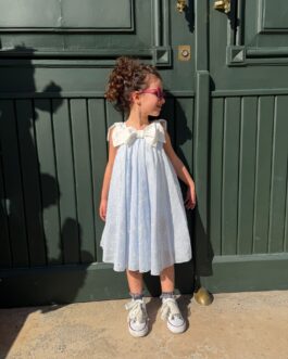 VESTITO IN SANGALLO CELESTE CON MAXI FIOCCO BIANCO