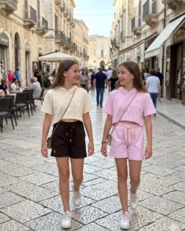 COMPLETINO DUE PEZZI FELPA CROP CON CAPPUCCIO E SHORTS